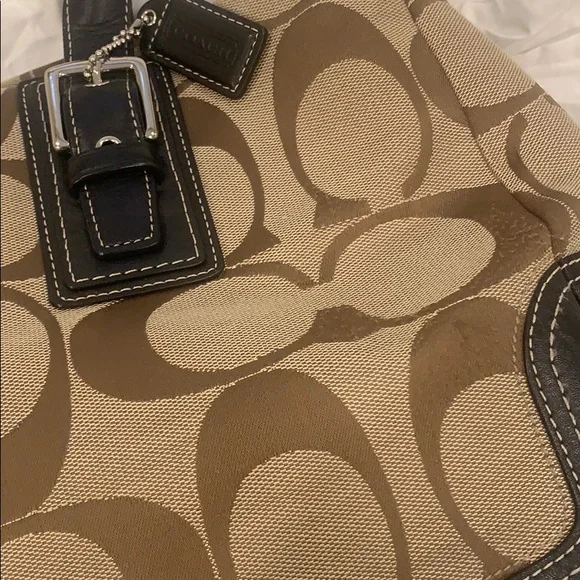 Authentic coach crossbody / shoulder bag
